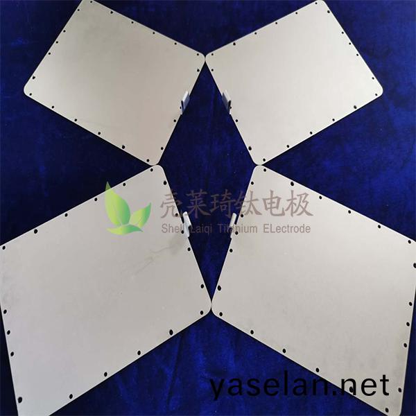 電鍍用(yong)鉑(bo)鈦(tai)電(dian)極